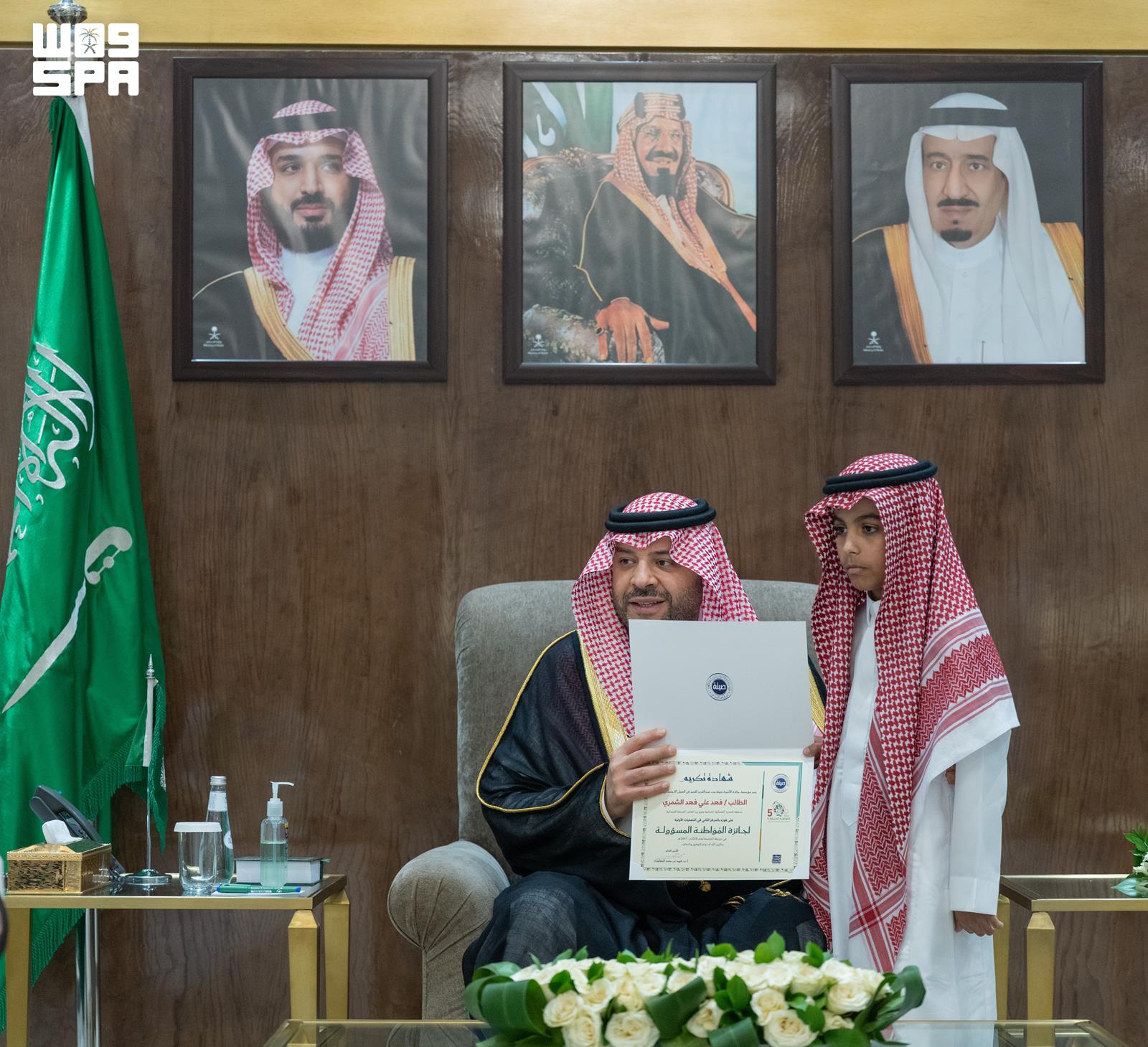 أمير-الحدود-الشمالية-يستقبل-الأمين-العام-لجائزة-الأميرة-صيتة-ويكرّم.jpg (1600×1459)