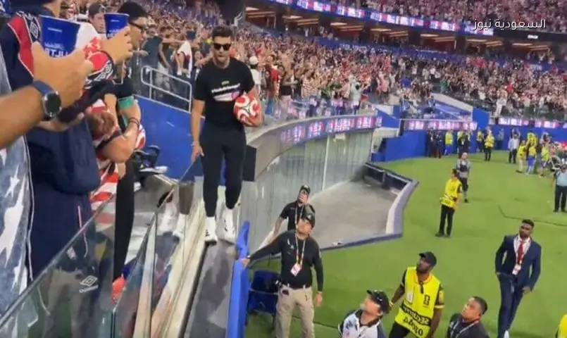 مشجع يفشل في اقتحام الملعب خلال مباراة أمريكا وباراجواي