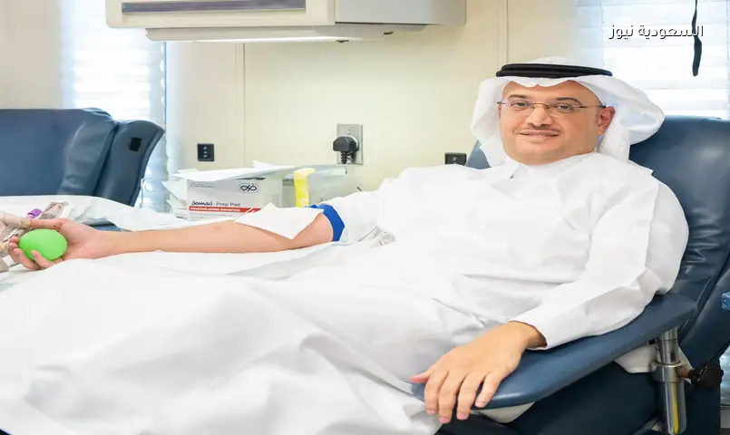 محافظ الأحساء يتبرع بالدم لدعم المخزون الاستراتيجي بالتزامن مع يومه العالمي