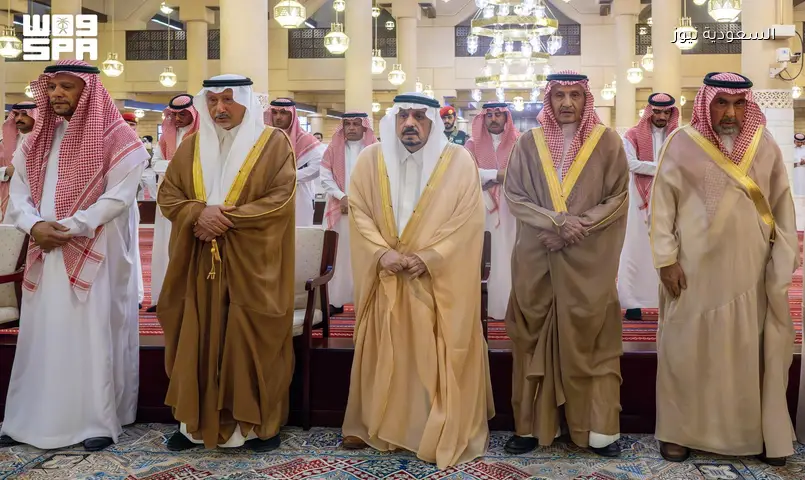 فيصل بن بندر يؤدي صلاة الجنازة على والدة خالد بن مطلق بن خرصان