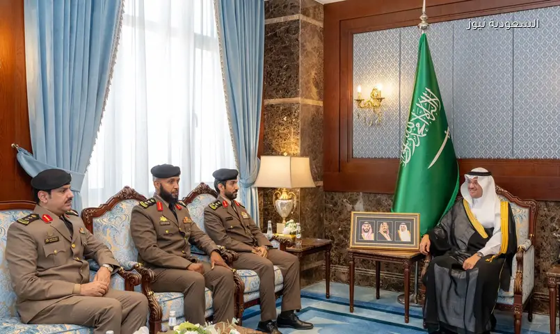 محافظ الأحساء يقلد مدير الشرطة وضباطاً رتبهم الجديدة بأوامر ملكية