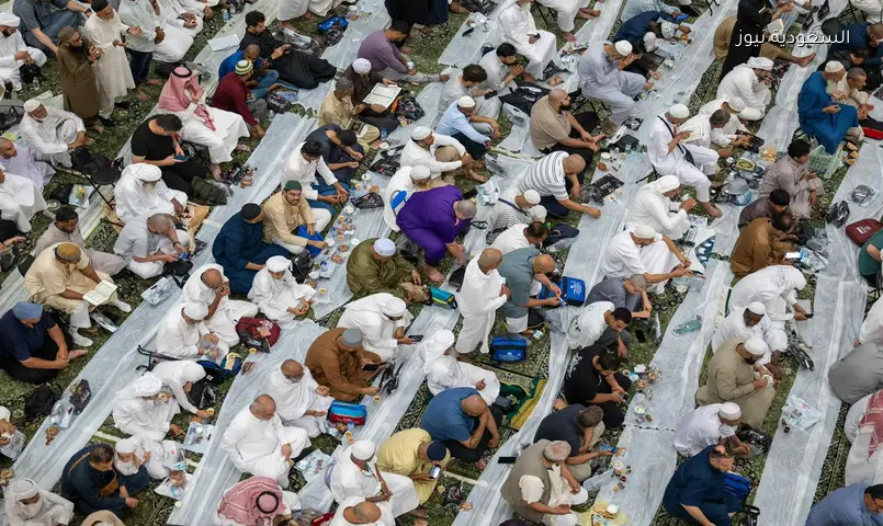 موائد الإفطار تزين الحرم المكي لصائمي عاشوراء