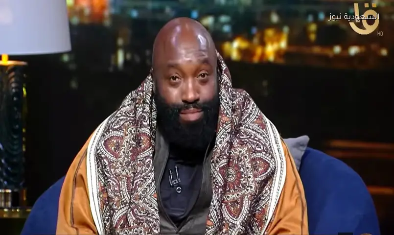 الشرطي الأمريكي إريك هادسون يرتدي الجلباب ويتذوق الأكلات المصرية بضيافة رامي رضوان
