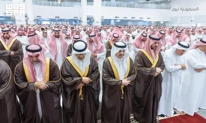 أمير الشرقية ووزير الطاقة يؤديان صلاة الميت على شهداء طائرة أرامكو
