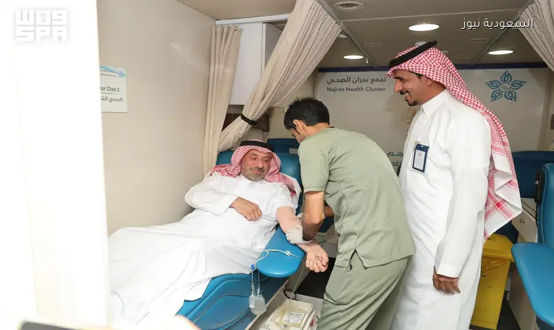 أمير نجران يتبرع بالدم في حملة بمقر الإمارة