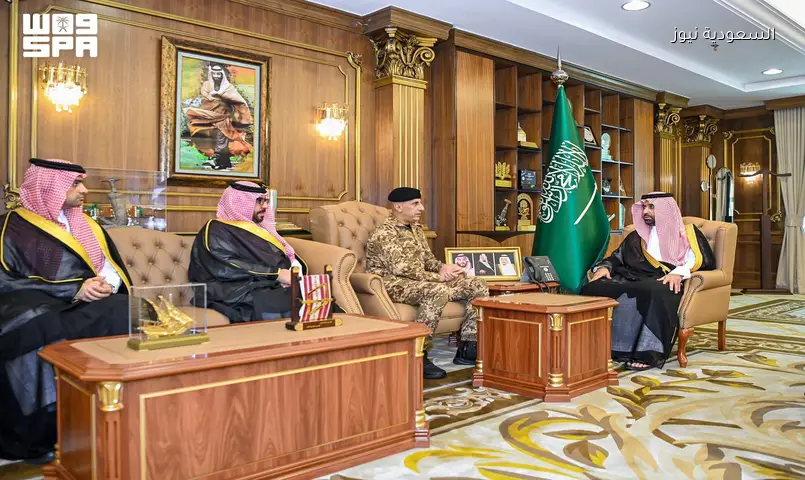 أمير جازان يشدد على تطوير الأداء الأمني ودور المجاهدين في المنطقة