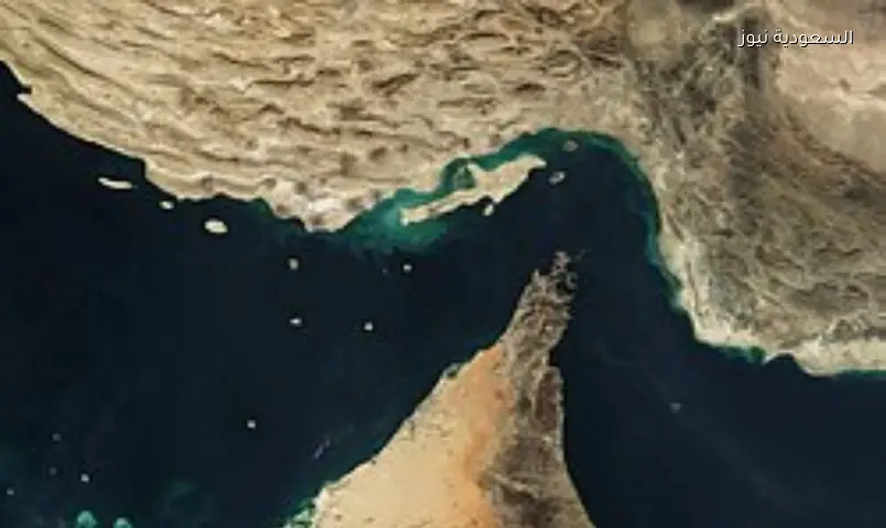 تصعيد جديد في هرمز: إيران تهاجم سفينة وتحذر رغم اتفاق وقف إطلاق النار