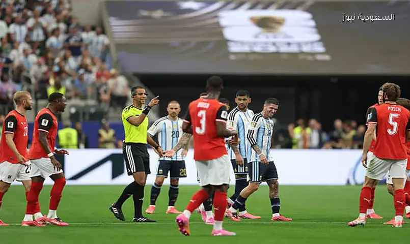 أمين عمر يحتسب ركلة جزاء للأرجنتين أمام النمسا بعد العودة للفيديو