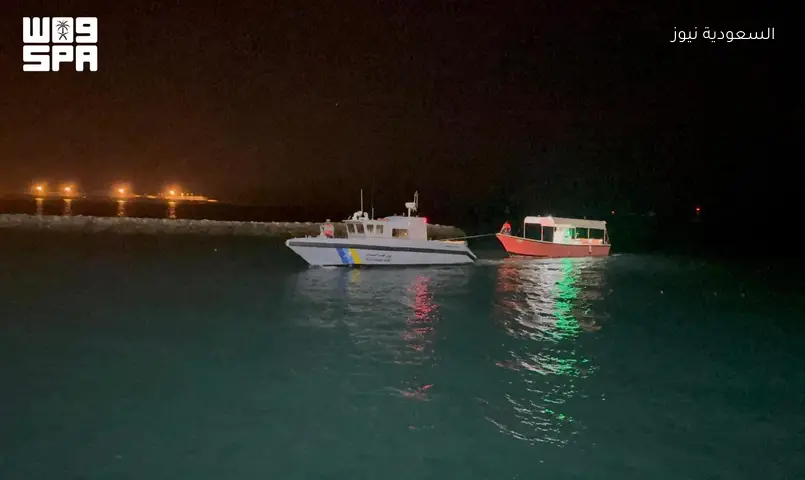 إنقاذ مواطنين تعطل قاربهما في عرض البحر قبالة ينبع