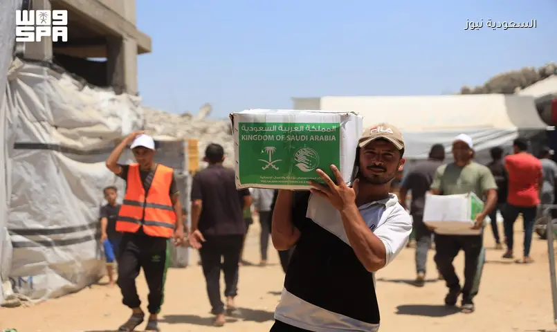 مركز الملك سلمان يوزع 530 سلة غذائية في دير البلح وخان يونس