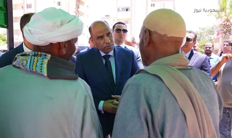 عمال اليومية في 6 أكتوبر يجدون ملاذاً من الشمس بساحة «سواعد مصر»