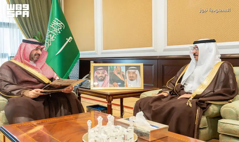 نائب أمير تبوك يتسلم هدية تذكارية من مدير عمليات الخطوط السعودية