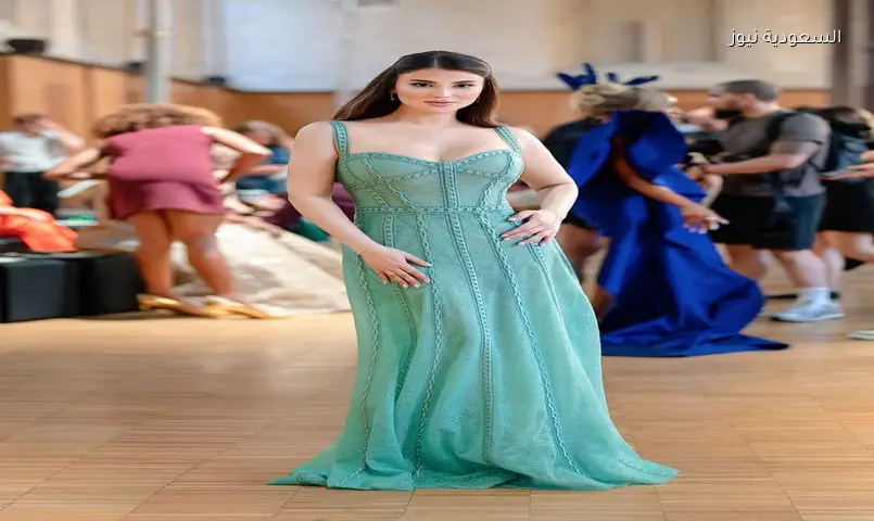 هدى الإتربي تضيء أسبوع الموضة بباريس بفستان فيروزي من تصميم طوني ورد