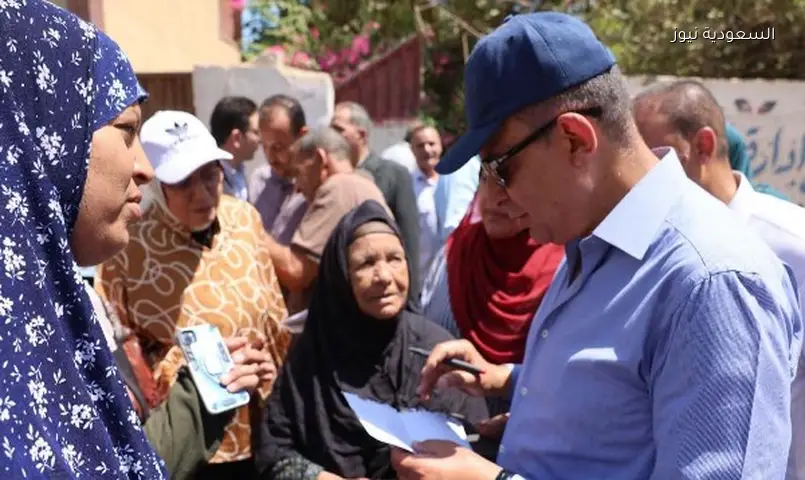 المنيا: المحافظ يستجيب لمطالب الأهالي.. إعانات شهرية و4 بطاقات خدمات وترخيص كشك