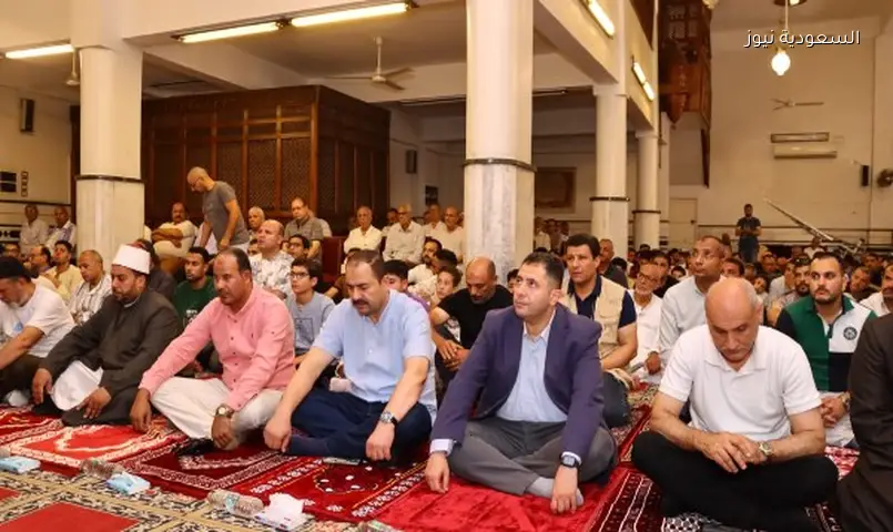 محافظ دمياط يصلي الجمعة بـ “الجامع الجديد” ويتواصل مع الأهالي