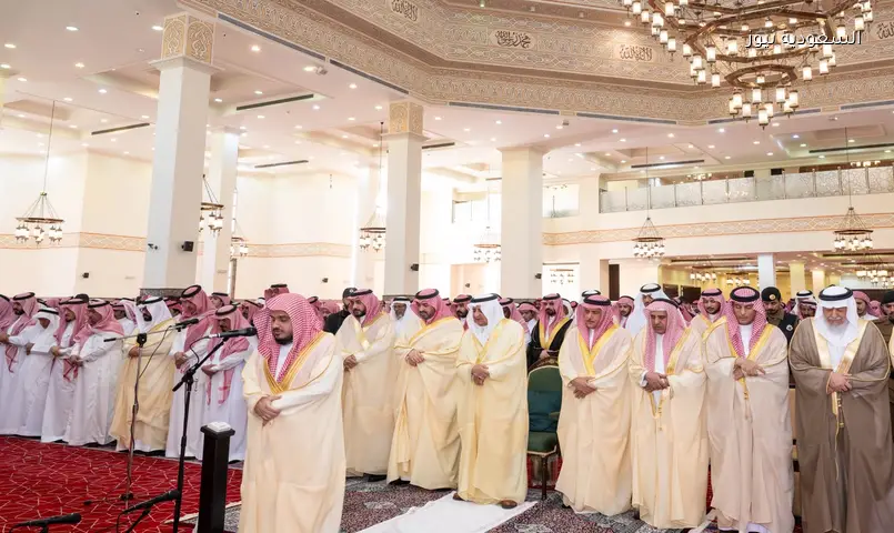 أمير تبوك ونائبه يؤديان صلاة الجنازة على الشيخ جزاع العطيات