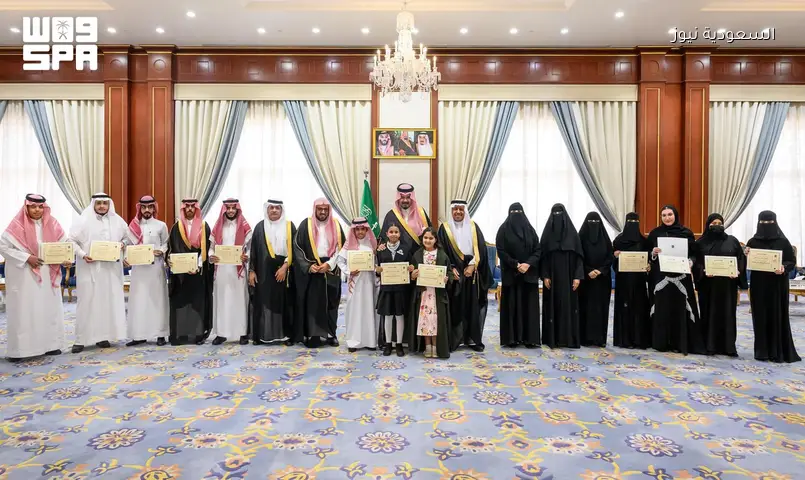 أمير المدينة المنورة يكرم طلاباً فائزين بجوائز المواطنة و”صيتاثون”