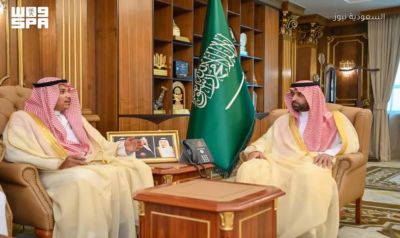أمير جازان يطلع على برامج جمعية الرؤية المستقبلية للإرشاد والتوجيه المهني