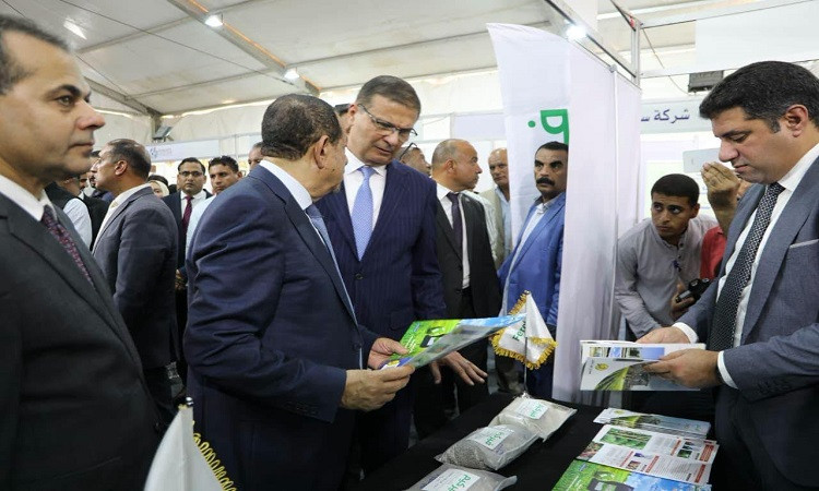 وزير الزراعة يتفقد أجنحة معرض البحوث الزراعية الثاني