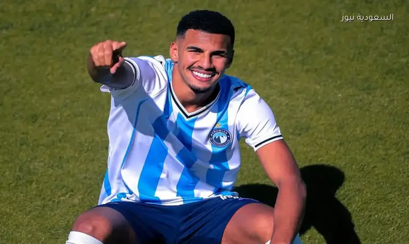 إياد العسقلاني يرتدي قميص بيراميدز رسميًا