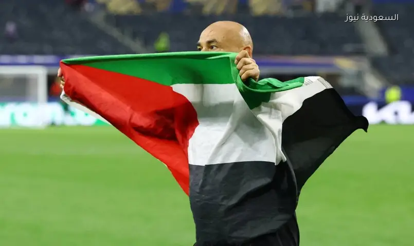 حسام حسن يرفع علم فلسطين بعد تأهل مصر للمونديال: جدل عالمي ودعم مصري