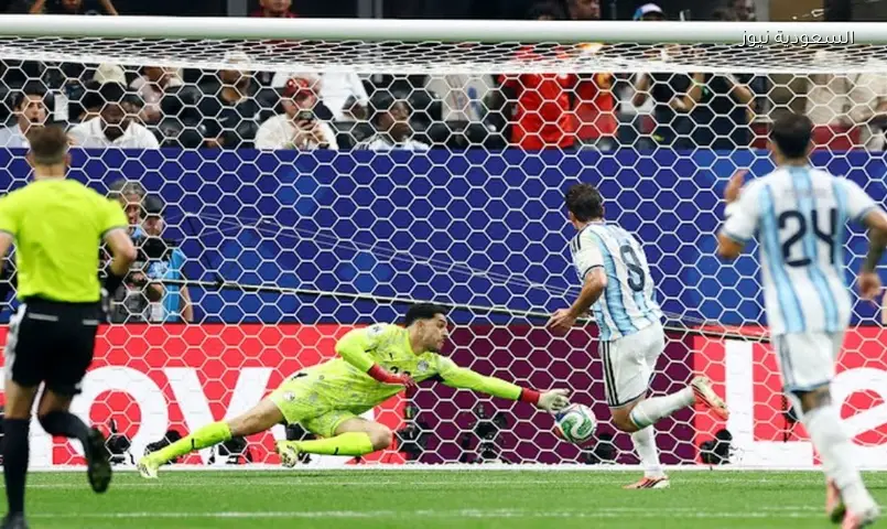 شوبير يوقف ميسي من ركلة جزاء ويسجل إنجازاً مونديالياً تاريخياً