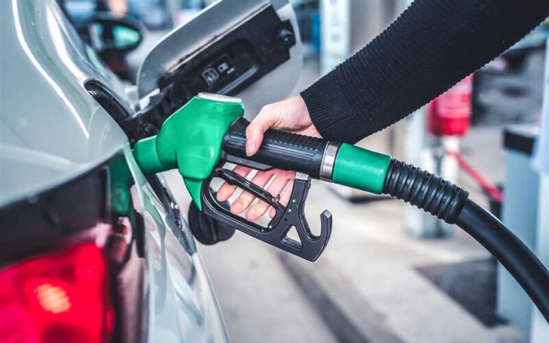 وزارة البترول تعلن زيادة أسعار البنزين في مارس 2024 وتثبيت سعر الدولار الأمريكي