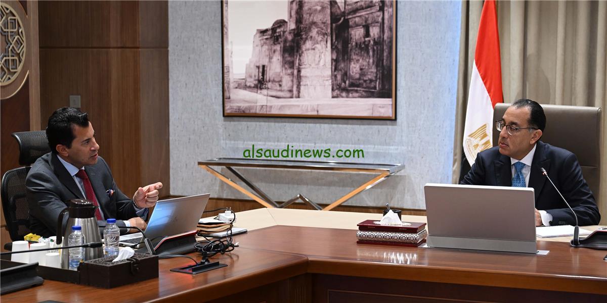 ميداليات ذهبية وإنجازات رياضية.. صبحي يستعرض حصاد أبريل مع رئيس الوزراء