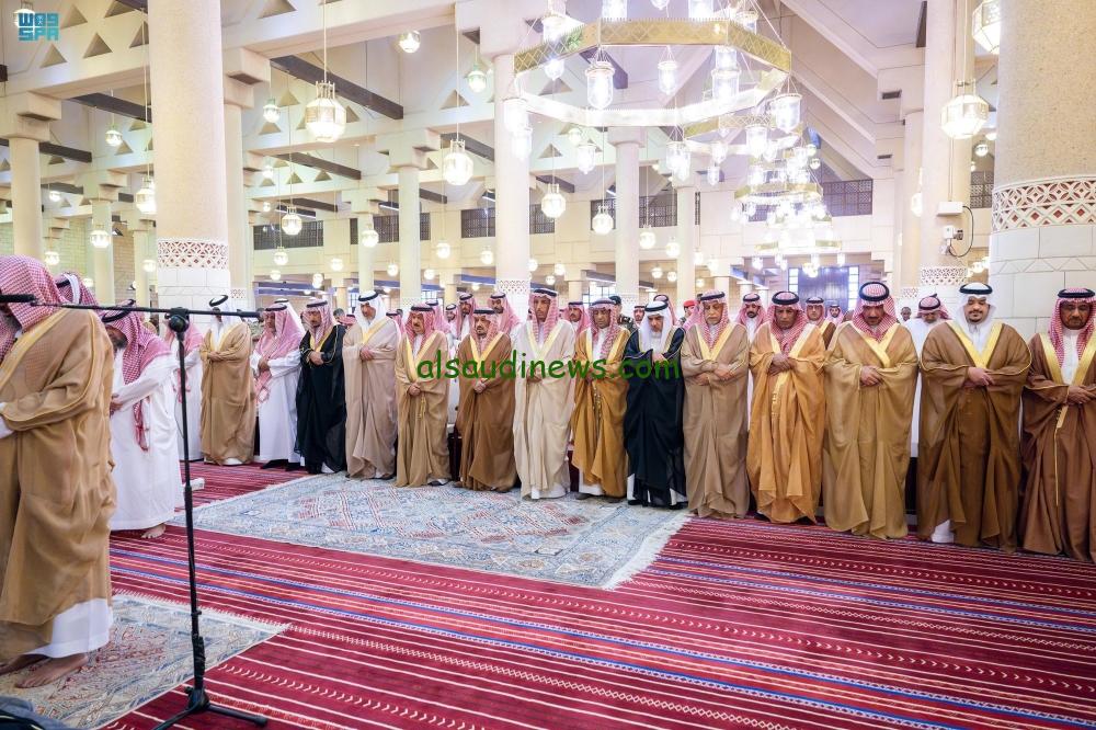 أمير الرياض ونائبه يؤدون صلاة الجنازة على الأمير ناصر بن فهد آل سعود
