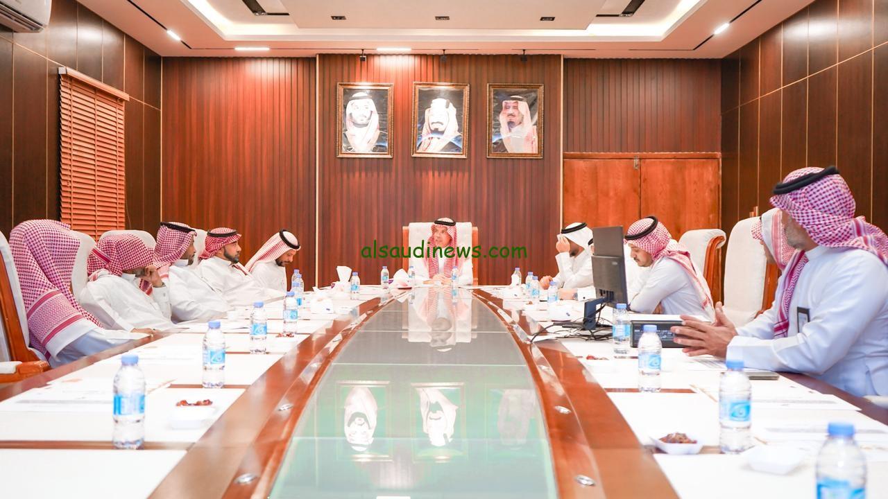محافظ أضم يدعو لتأسيس جمعية تعاونية للنحالين لتعزيز إنتاج العسل وتطوير القطاع
