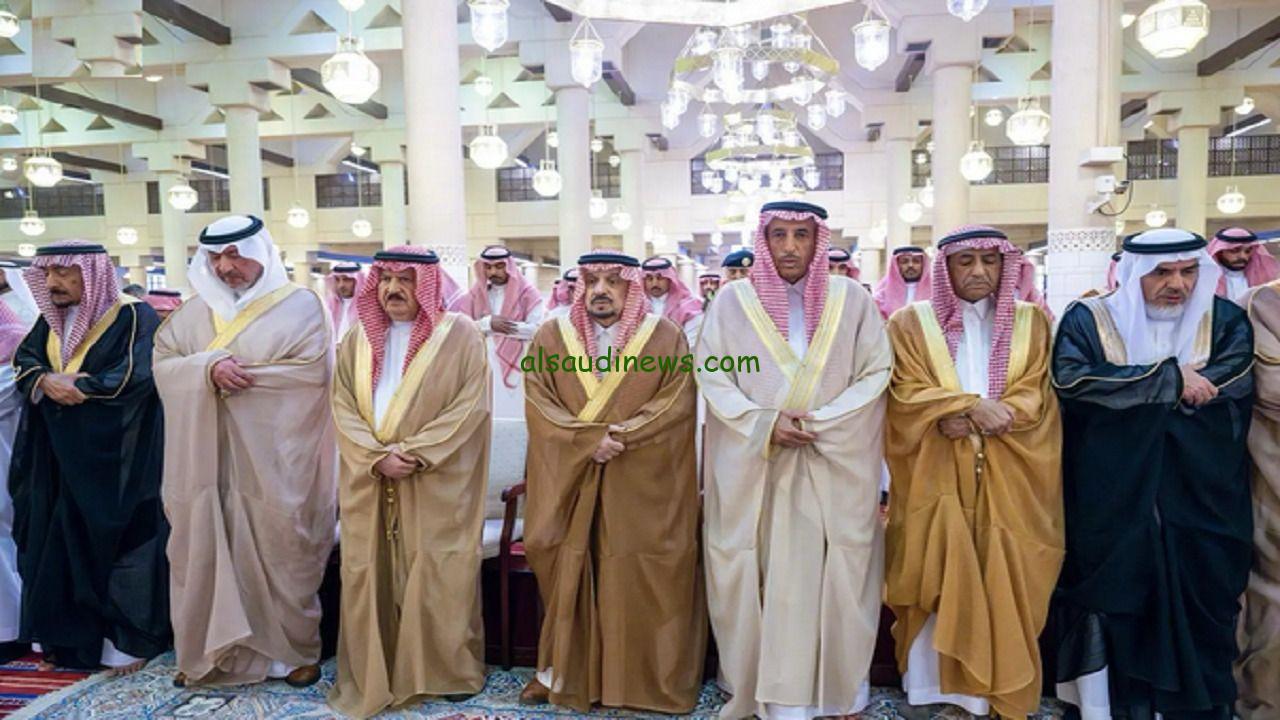 الأمير فيصل بن بندر يؤدي صلاة الجنازة على الأمير ناصر بن فهد بالرياض