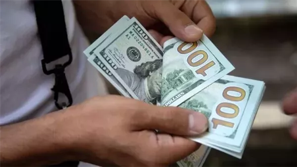 انخفاض سعر الدولار مساء اليوم 30 أبريل 2025 يثير تساؤلات في البنوك