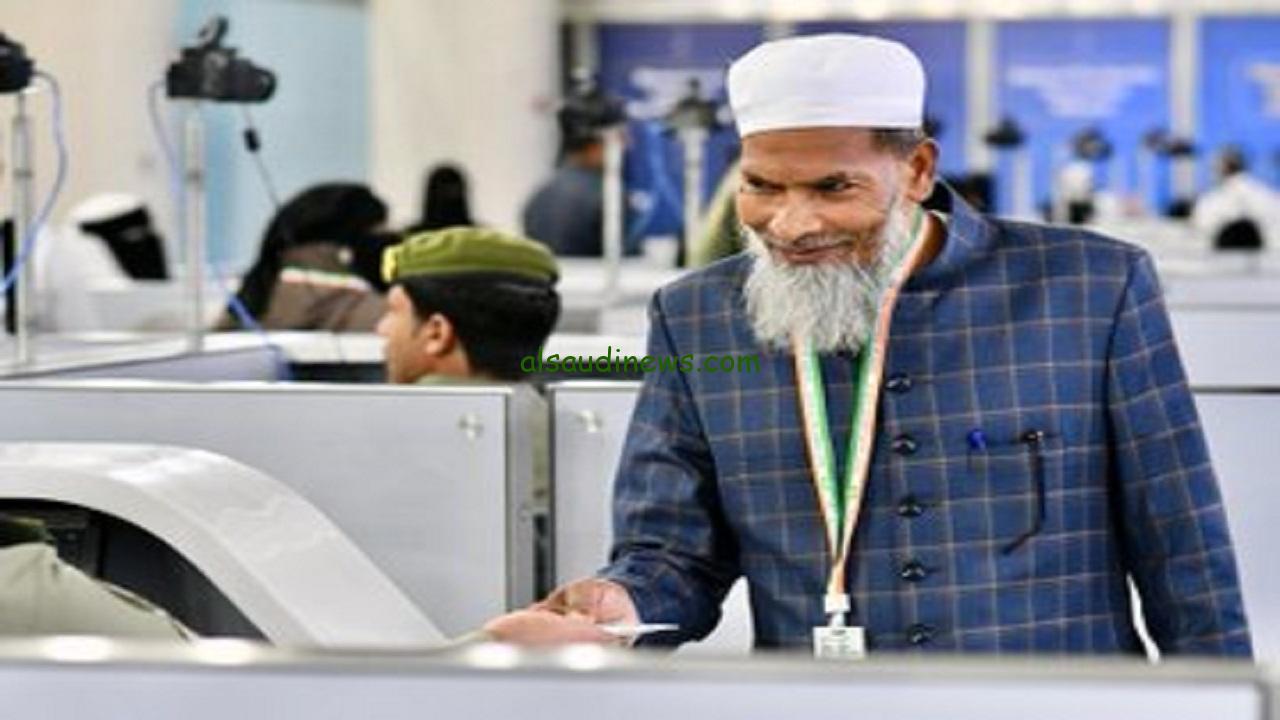 جوازات مطار المدينة المنورة تستقبل أولى رحلات حجاج الهند بيسر وسهولة