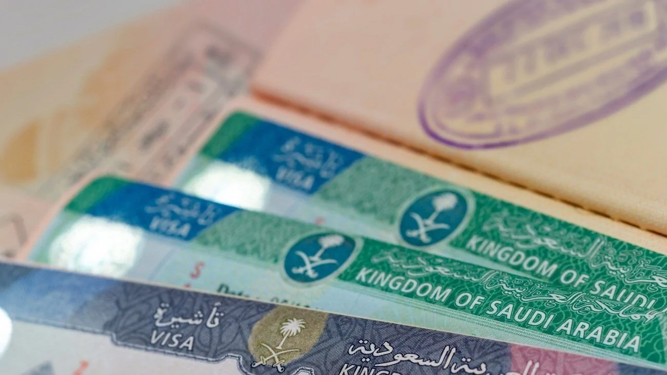 اختر طريقتك لإلغاء تأشيرة الزيارة العائلية عبر أبشر في السعودية!