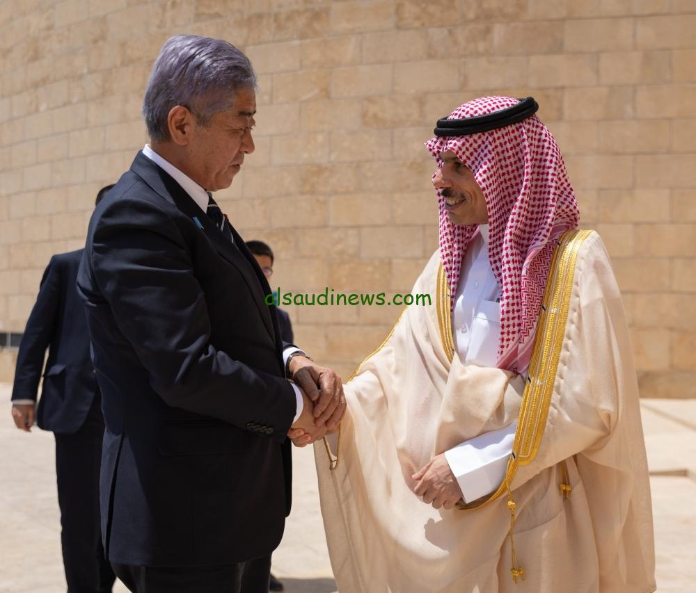وزير الخارجية يناقش تعزيز العلاقات مع نظيره الياباني
