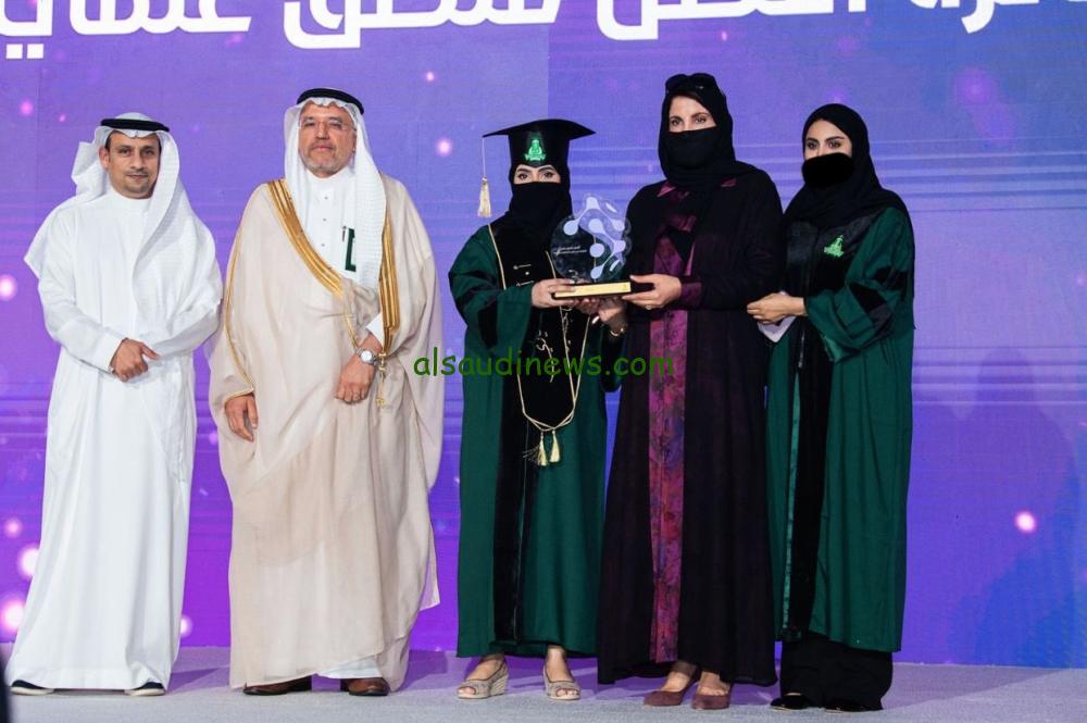 طالبتان تحصلان على جائزة أفضل ملصق علمي في مهرجانات الأفلام السعودية