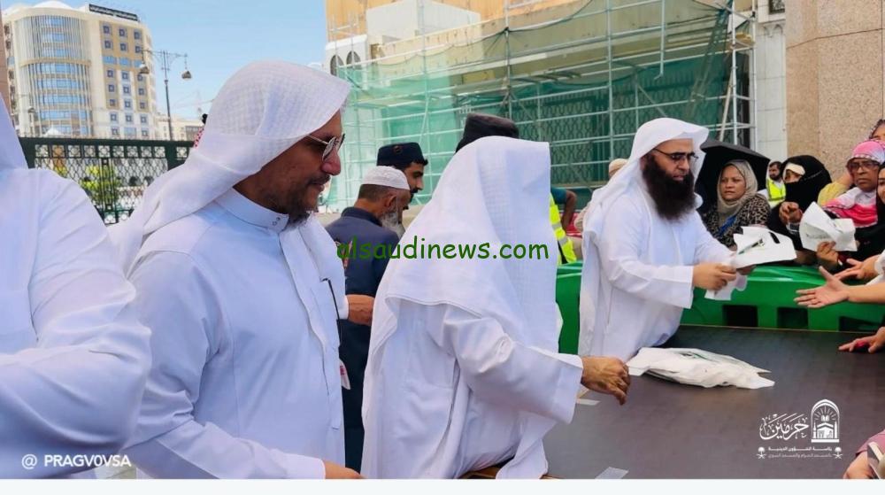 استقبال الحجاج بالهدايا من قبل الشؤون الدينية بالمسجد النبوي