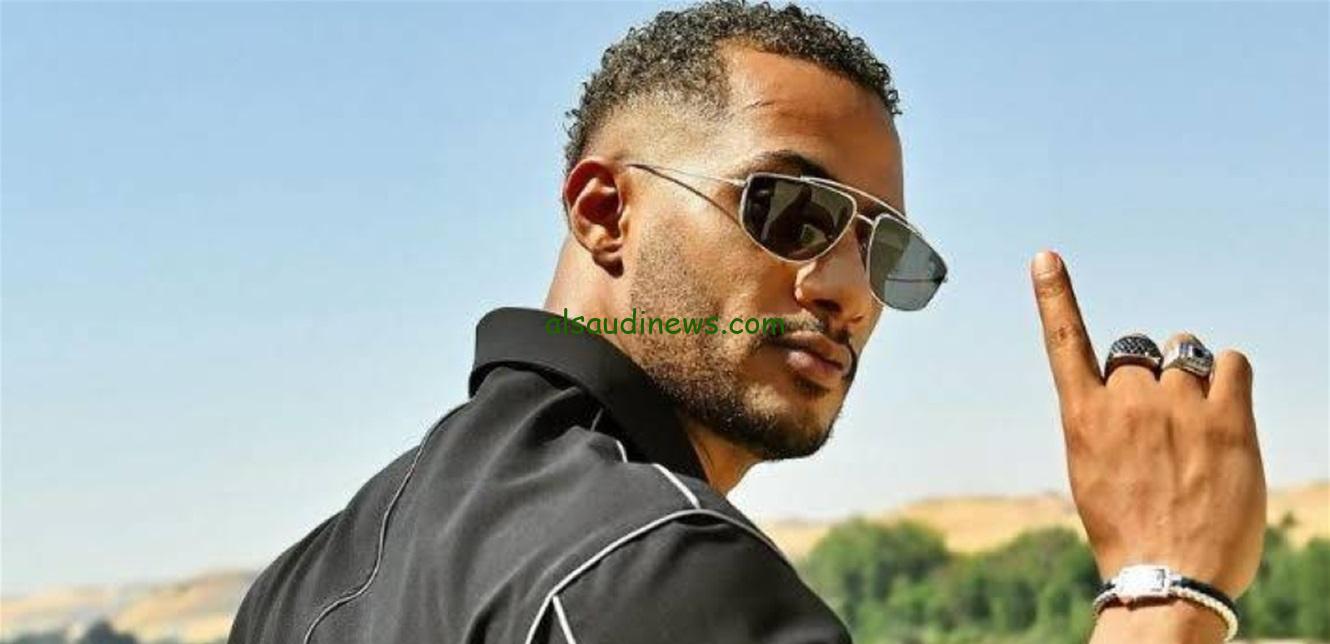 والد محمد رمضان يظهر نادرًا وهو يقبل يده