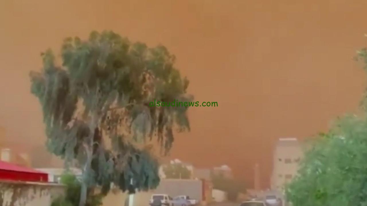 موجة غبار تعتم سماء القريات والرياض وتقلل الرؤية بشكل خطير
