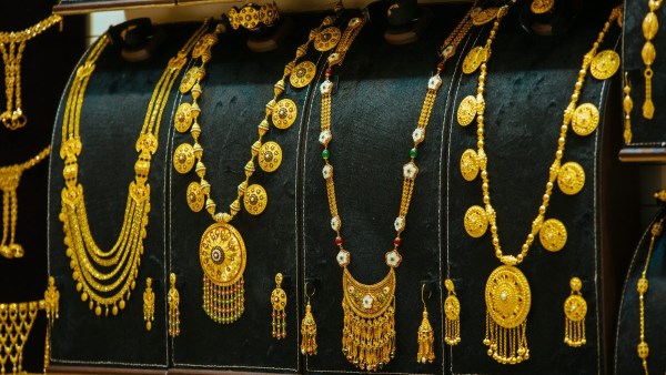 سعر عيار الذهب الأكثر شهرة مساء اليوم 18-10-2025