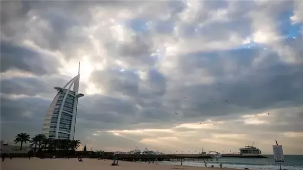 الطقس في الإمارات اليوم: أجواء غائمة جزئيًا مع فرصة لهطول أمطار خفيفة